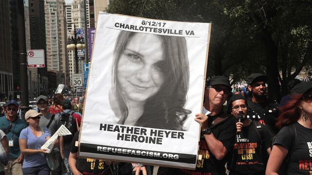 Un manifestante lleva una pancarta con la fotografía de Heather Heyer, quien murió embestida durante las protestas en contra de la marcha de la supremacía blanca en Charlottesville, Virginia.