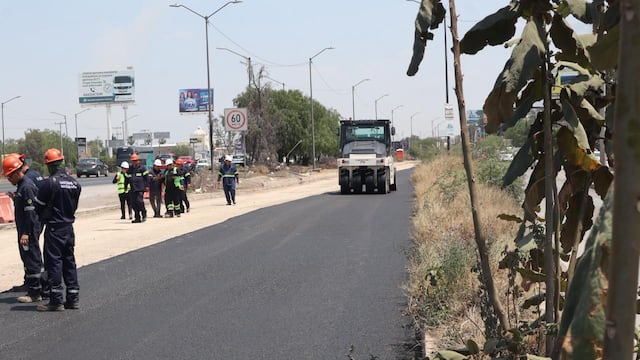 Gobierno de SLP moderniza más de 12 kilómetros de laterales en la carretera 57.