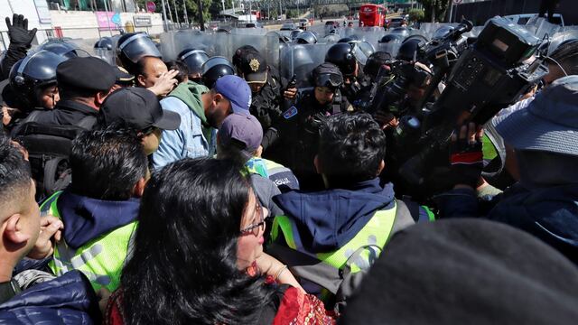 Ex trabajadores de Interjet realizan bloqueo en el AICM