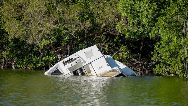Ordenan embarcaciones abandonadas en la Laguna Nichupté de Cancún.