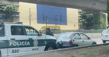 Policía empuja coche con sus pies