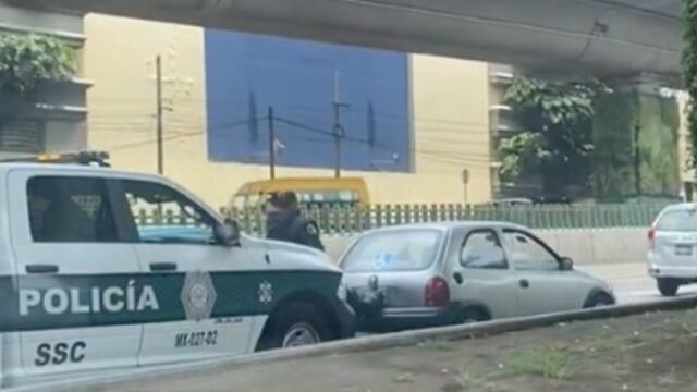 Policía empuja coche con sus pies