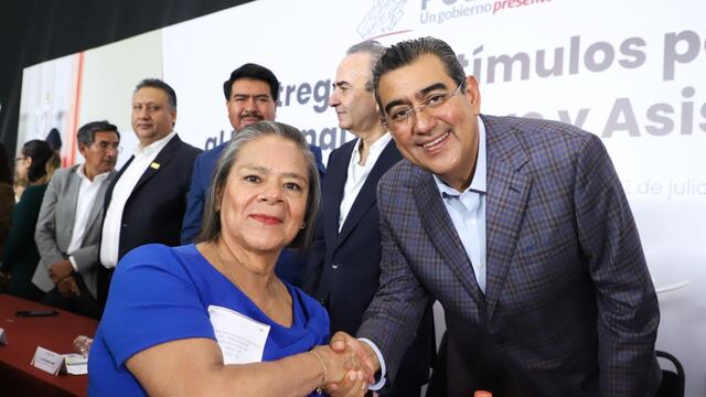 Sergio Salomón entrega reconocimientos al personal de apoyo