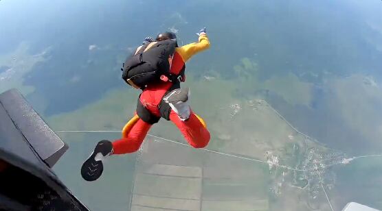 Mujer salta de una avioneta sin poder abrir su paracaídas