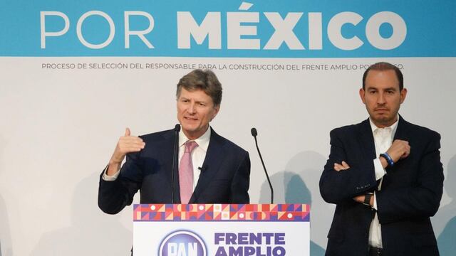 Enrique de la Madrid, durante su registro para ser candidato a la presidencia por Frente Amplio por México, realizado en las inmediaciones del PAN