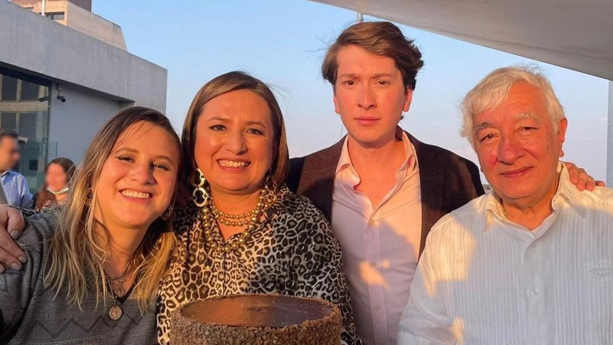 Rubén Sánchez Manzo junto a Xóchitl Gálvez y sus hijos