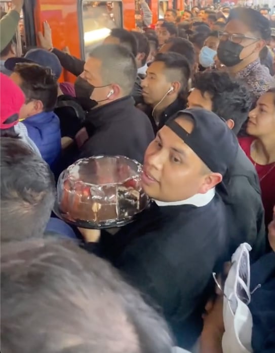 Pasajero quería llevar un pastel en Metro durante hora pico