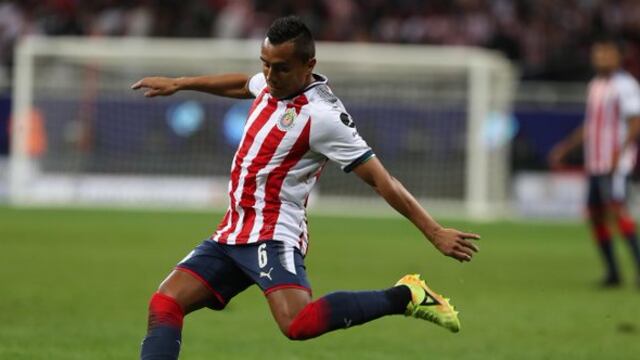 Aris Hernández, durante un partido de Chivas