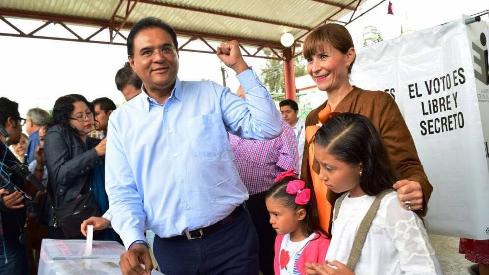 Benjamín Robles Montoya y esposa Maribel Martínez Ruiz