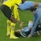 Doctor de la Bundesliga entra a revisar a jugador lesionado; le termina dando brutal patada en la cara