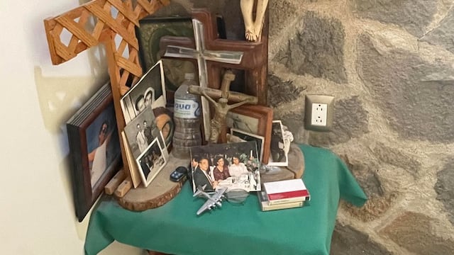 Mi altar de Día de Muertos permanente por mis seres queridos.