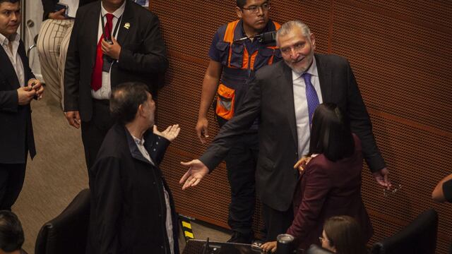 Adan Augusto López Hernández, coordinador del grupo parlamentario de Morena y Gerardo Fernández Noroña durante sesión ordinaria en la Cámara de Senadores