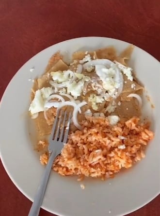 Mujer comparte su receta de chilaquiles "a la española" en TikTok