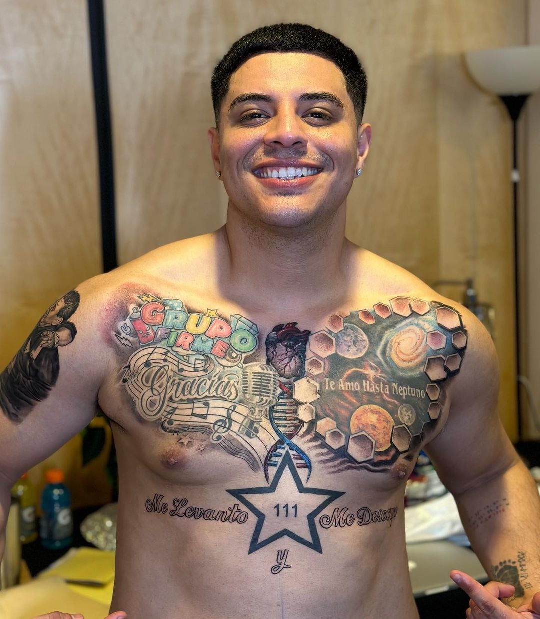 Eduin Caz estrena tatuajes