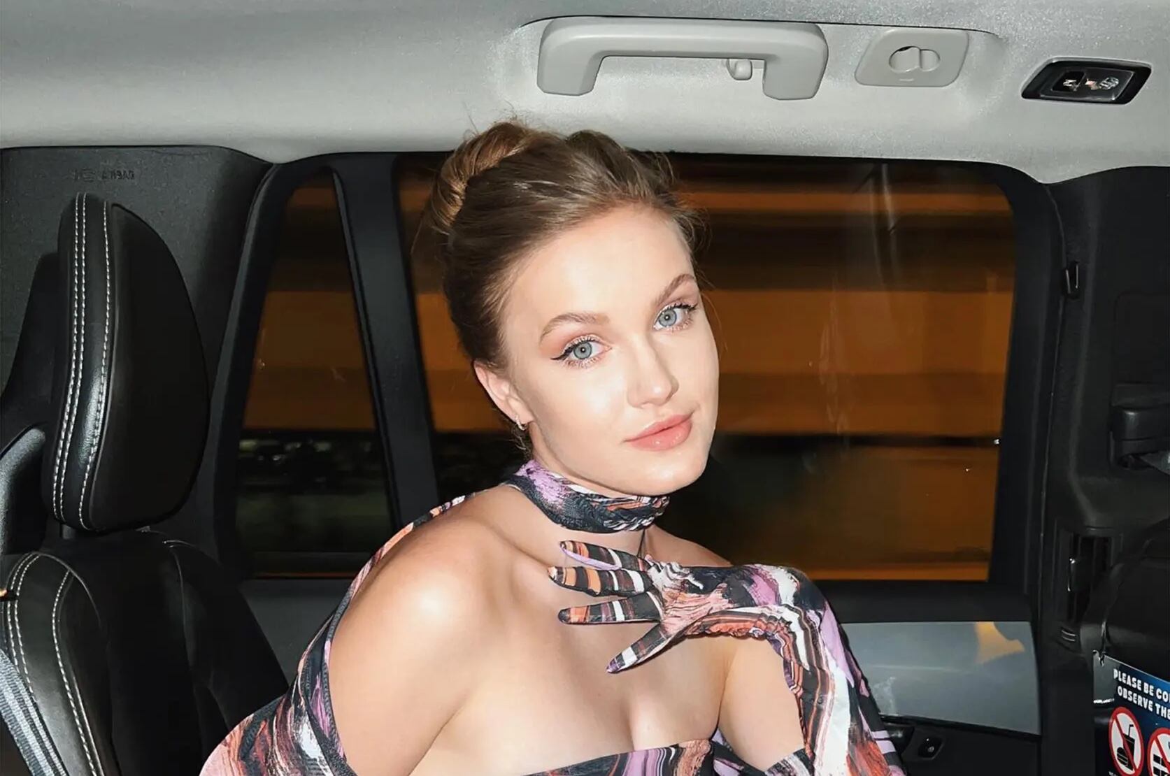 Su novio la cortó para "enfocarse en su carrera"; ahora sale con el jefe de su ex