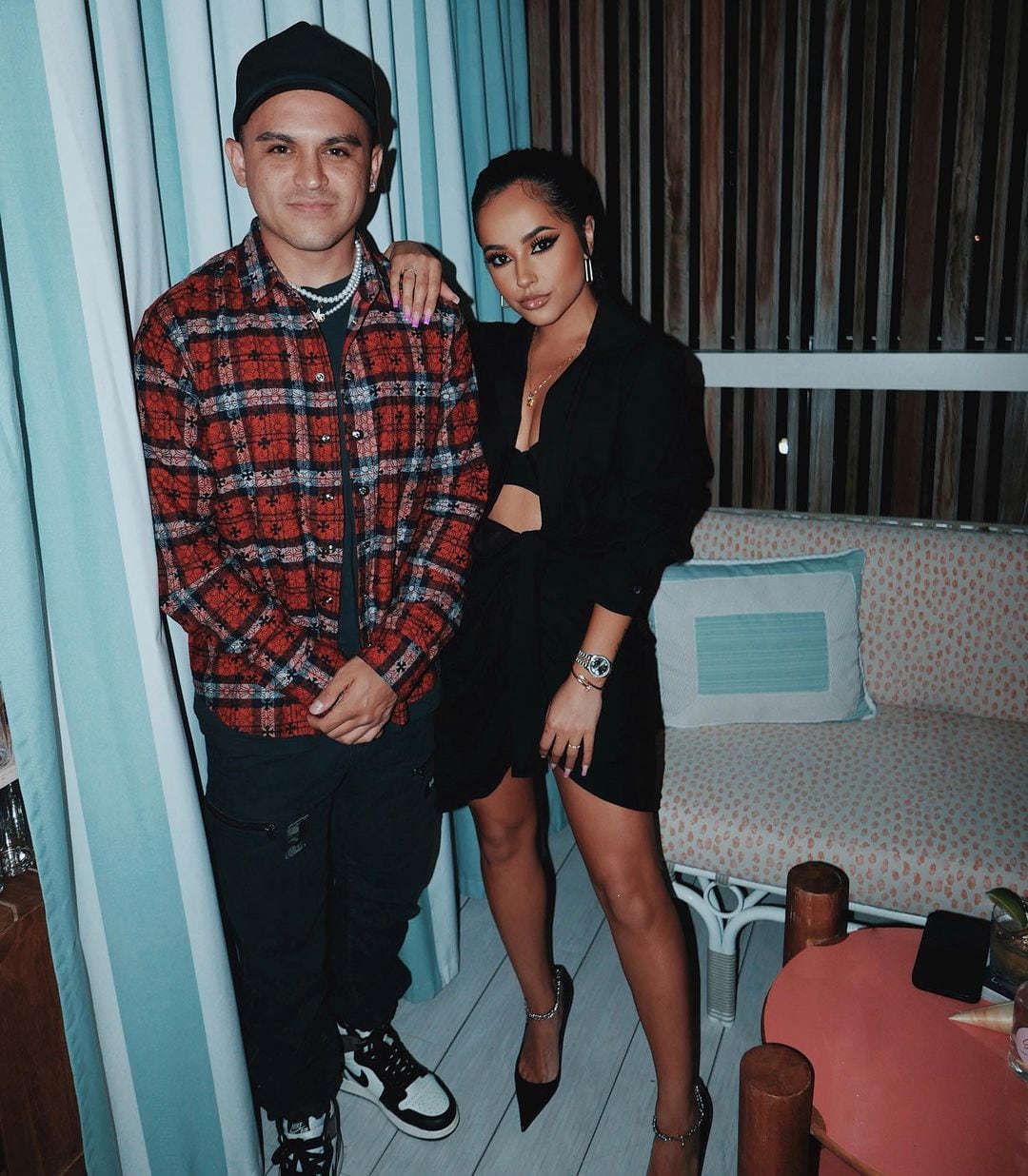 Emilio Sánchez con Becky G.