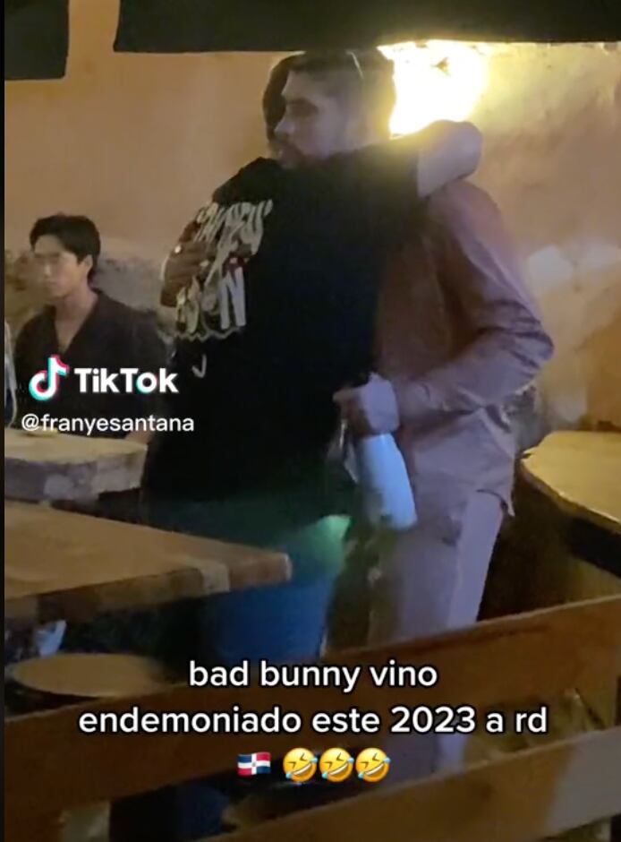Bad Bunny enojado en un bar