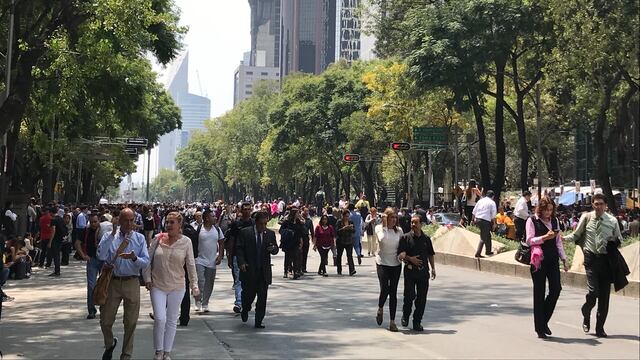 Concentración de personas sobre Paseo de la Reforma tras el sismo de 7.1 de este 19 de septiembre del 2017.