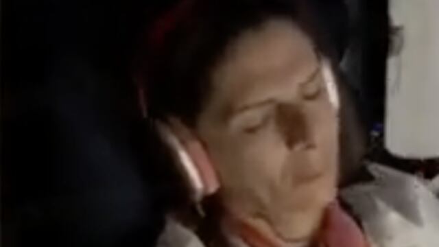 Ana Gabriela Guevara durmiendo durante el vuelo AF178 de Air France