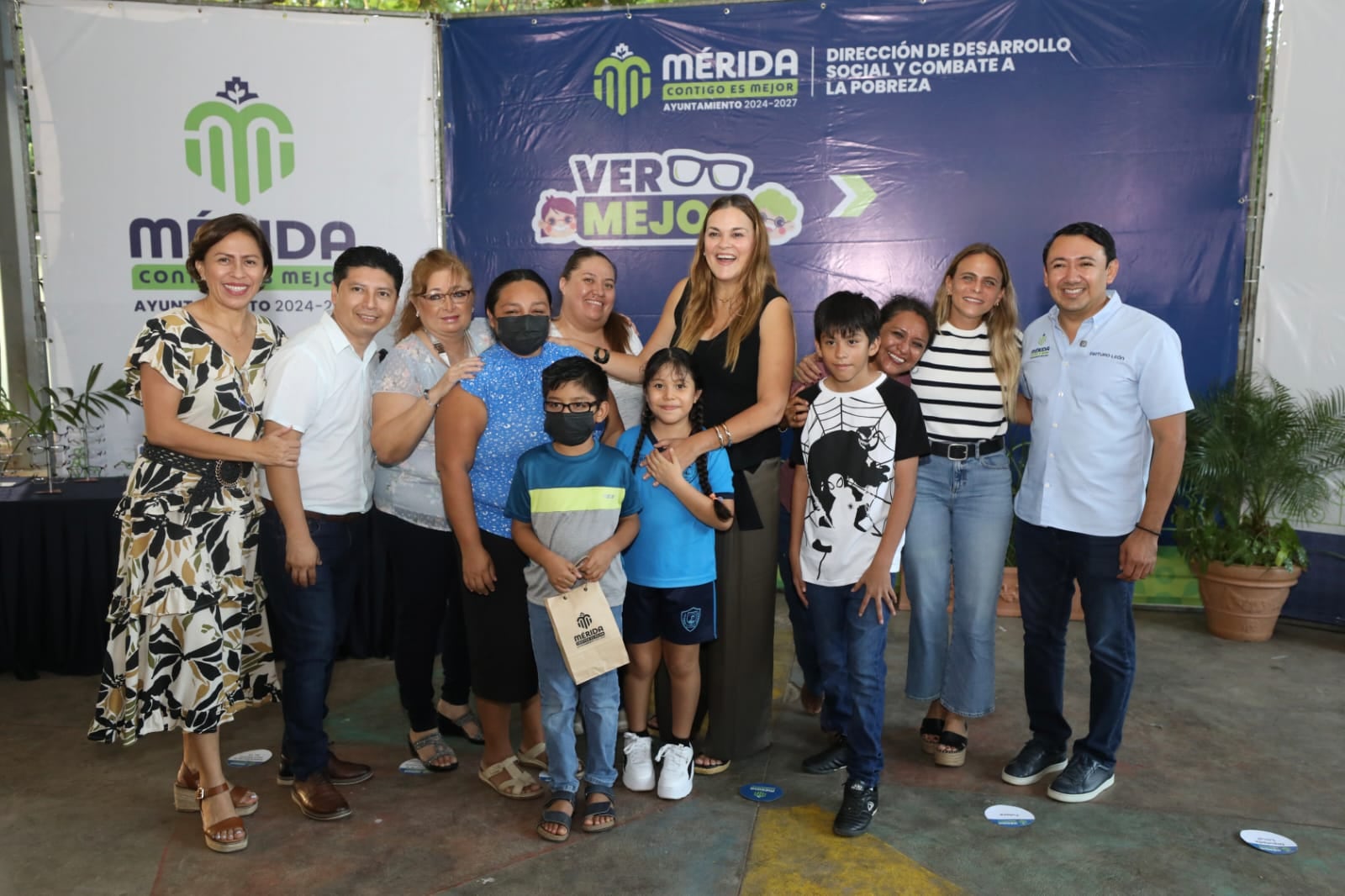 Cecilia Patrón fortalece economía familiar con entrega de lentes gratuitos en Mérida.