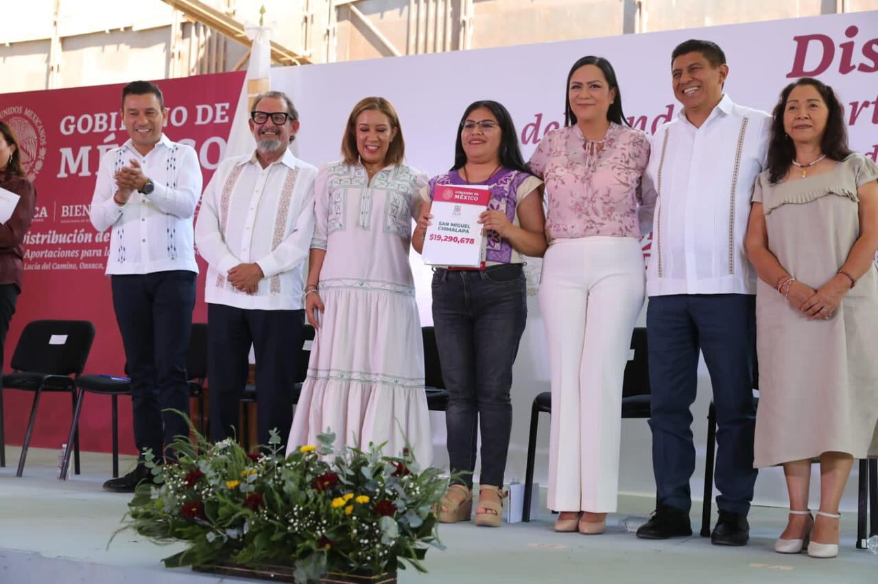 Ariadna Montiel distribuye tarjeta de Pensión para Bienestar y habla de la FAIS en Oaxaca.