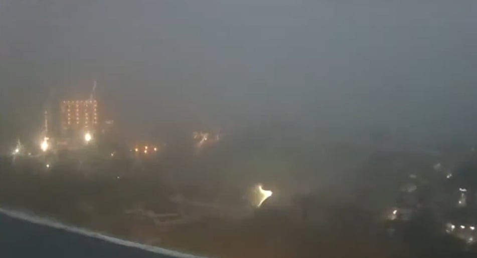 Video capta los primeros efectos del huracán Polo en playas de Nayarit