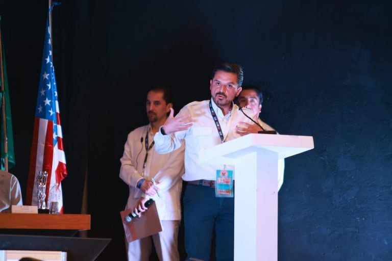 Zoé Robledo aplaude los esfuerzos de Evelyn Salgado