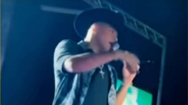 Eduin Caz, vocalista de Grupo Firme, corre a fan de su concierto