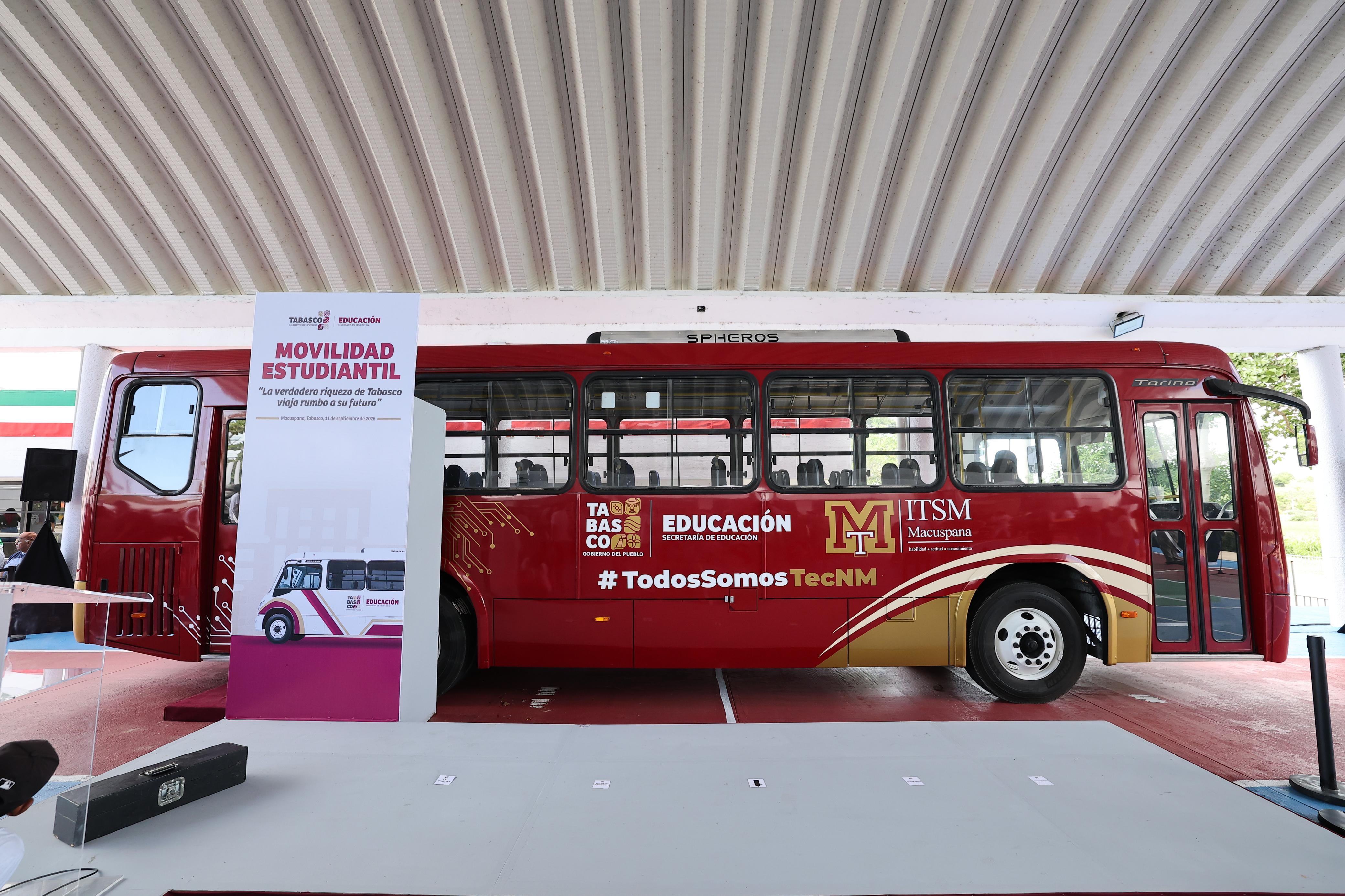 Javier May renueva transporte de universidades tecnológicas en Tabasco.