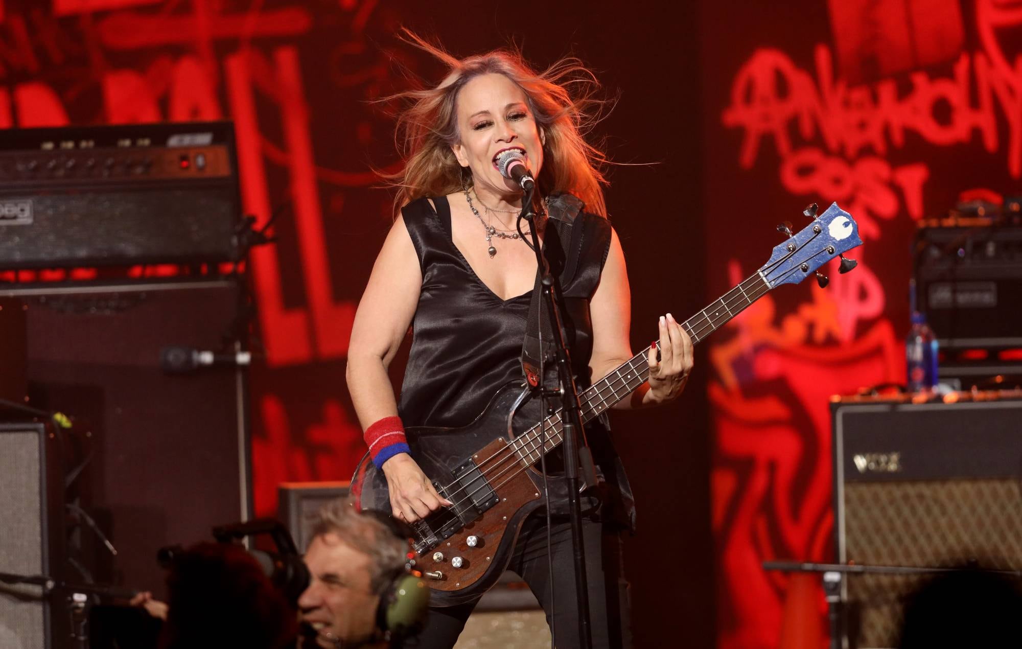 Jennifer Finch, bajista de L7, muere a los 59 años de edad