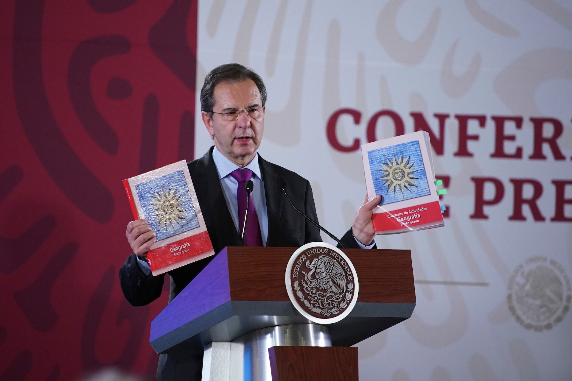Esteban Moctezuma Barragán presenta el nuevo libro de Geografía para sexto de primaria.