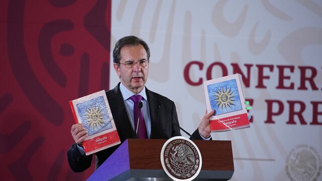 Esteban Moctezuma Barragán presenta el nuevo libro de Geografía para sexto de primaria.