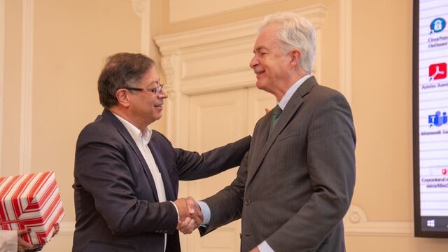 Colombia inicia amistad con la CIA, le regalan una hamaca a su director general