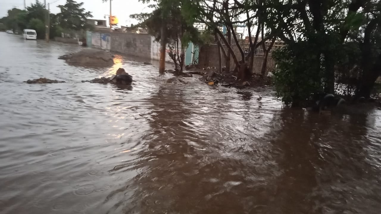 Calles inundadas con hasta un metro de altura