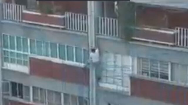 Hombre cae de edificio de la Benito Juárez.