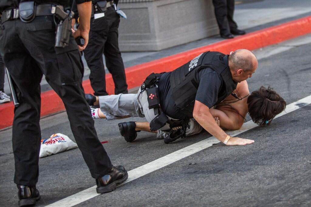Servicio Secreto de Estados Unidos taclea a mujer que se manifestaba por la Cumbre de las Américas