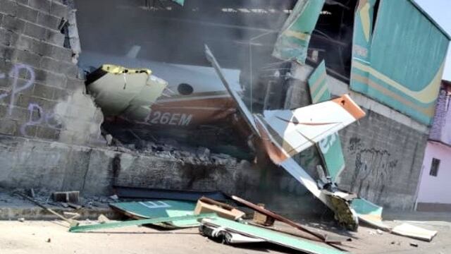 Avioneta se desploma sobre Aurrera Temixco