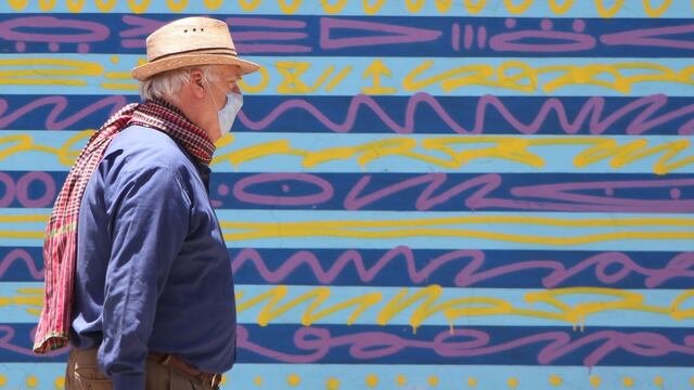 Hombre camina en la CDMX.