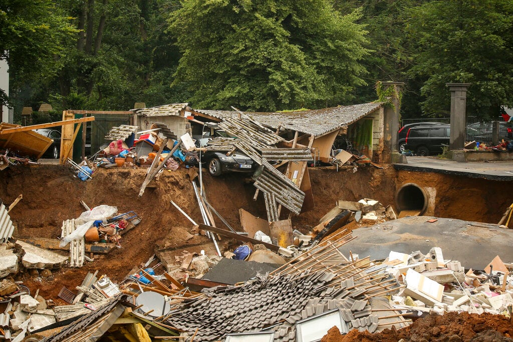 Casas derrumbadas por las inundaciones en Alemania y Bélgica