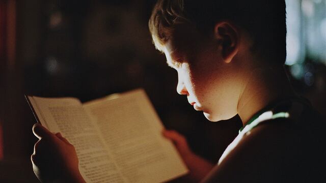 Niño leyendo
