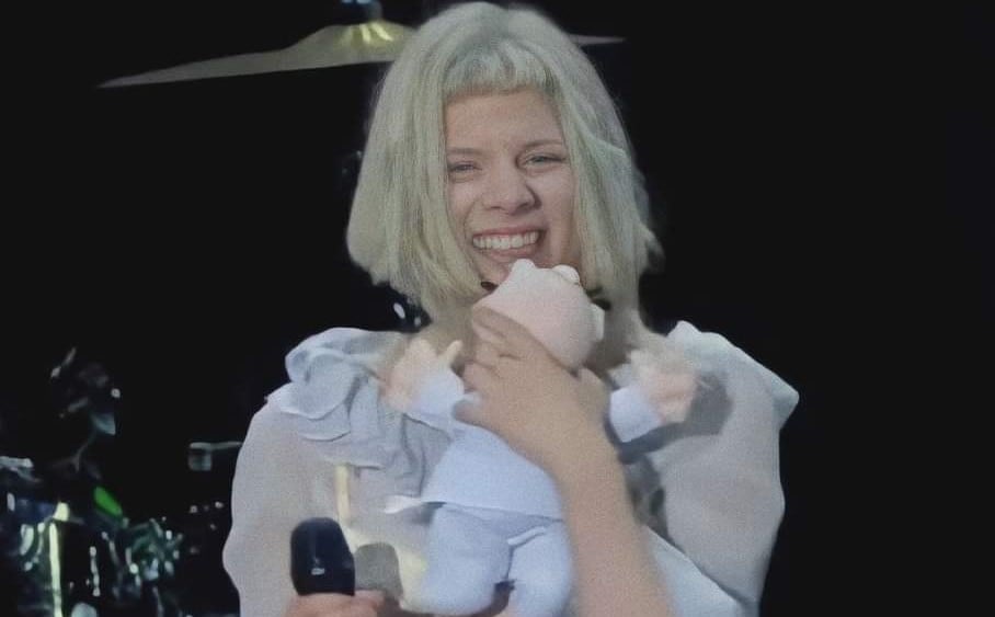 Aurora con un peluche del Doctor Simi en el Corona Capital 2021