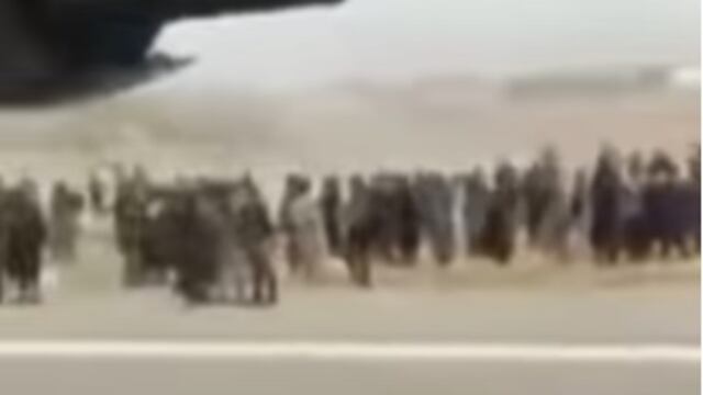 Hombre se graba mientras se sujeta de un avión que sale de Afganistán