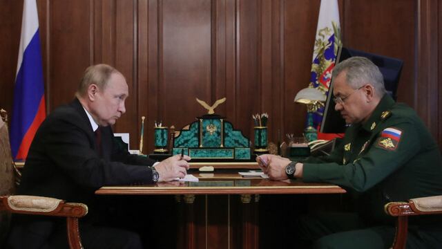 Vladimir Putin presidente de Rusia con Sergei Shoigu su ministro de Defensa SPUTNIK / AFP