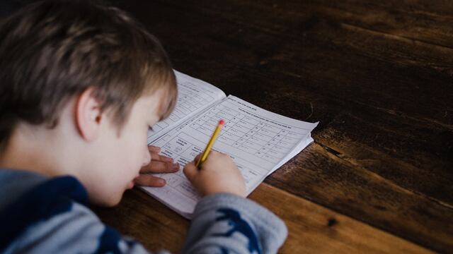 Niño haciendo la tarea