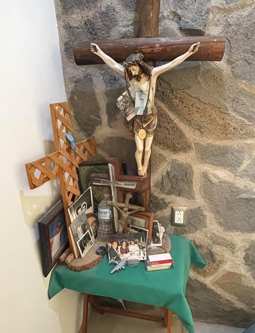 Mi altar de Día de Muertos permanente por mis seres queridos.