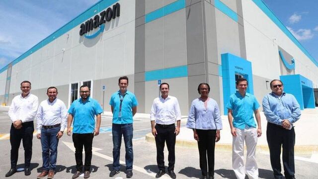 Mauricio Vila Dosal en el nuevo centro logístico de Amazon en Yucatán