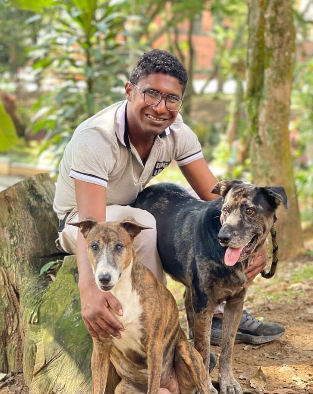 Hombre sin hogar que celebró a sus perritos