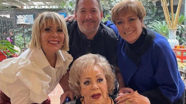 Alejandra Guzmán felicita a Silvia Pinal en su cumpleaños.