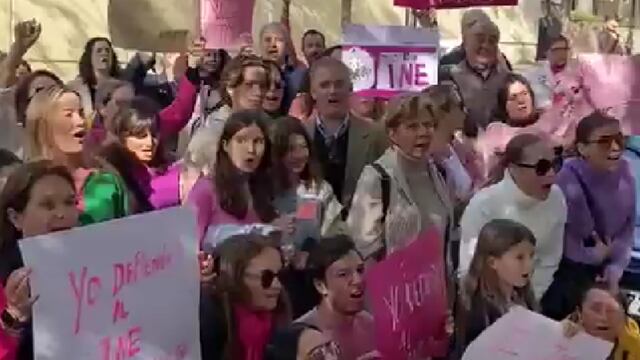 Por la marcha del INE, más de 50 mexicanos protestan en Madrid contra la reforma electoral. El momento fue captado en video.