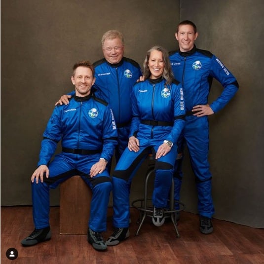 William Shatner con la tripulación de Blue Origin